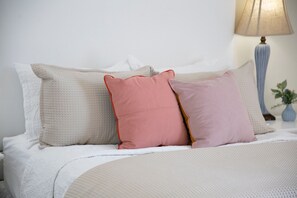 2 bedrooms, iron/ironing board, Internet, bed sheets - The Rebel Roze, 2BR Condo by Velvet Ditch Villas (Oxford)