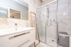 Douche, sèche-cheveux, serviettes fournies, shampoing