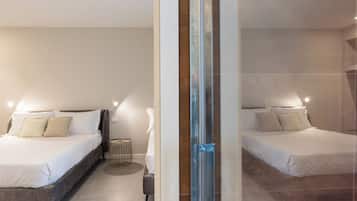 Habitación triple Deluxe, balcón, vista a la ciudad | Artículos del minibar gratis y escritorio