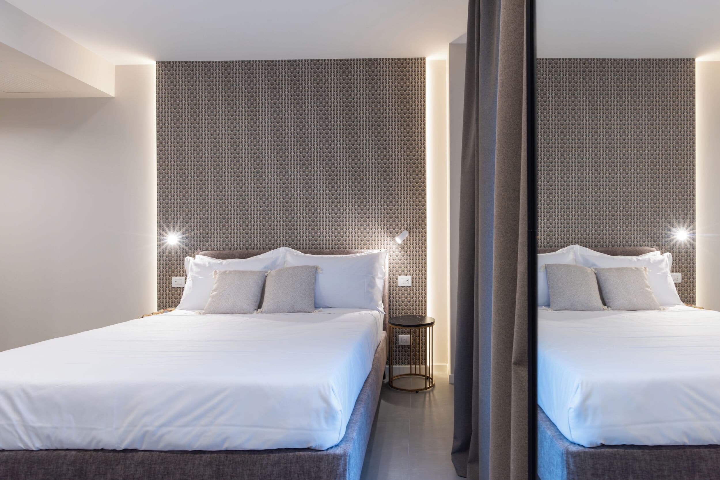 Kolmen hengen deluxe-huone, parveke | Ilmaiset minibaarituotteet, työpöytä