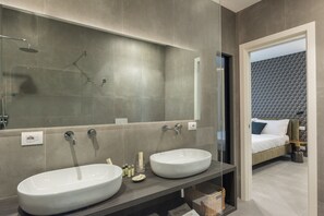 Luxury Double Room, Balcony, City View | Free minibar, desk, laptop workspace, soundproofing - Il Pumo - Apulian Rooms Bari Savoia (Bari)