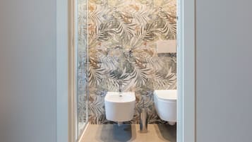 Chambre Triple Deluxe, balcon, vue ville | Salle de bain