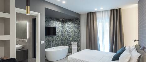 Luksus-dobbeltrom, balkong, byutsikt | Minibar (inkludert), skrivebord, skrivebord for bærbar PC og lydisolert