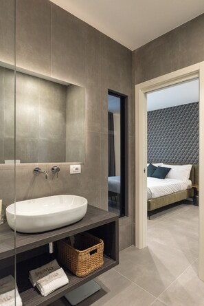 ห้องลักซ์ชัวรี่ดับเบิล, ระเบียง, วิวเมือง | มินิบาร์ฟรี, โต๊ะทำงาน, พื้นที่ทำงานแบบใช้แล็ปท็อป, ห้องเก็บเสียง