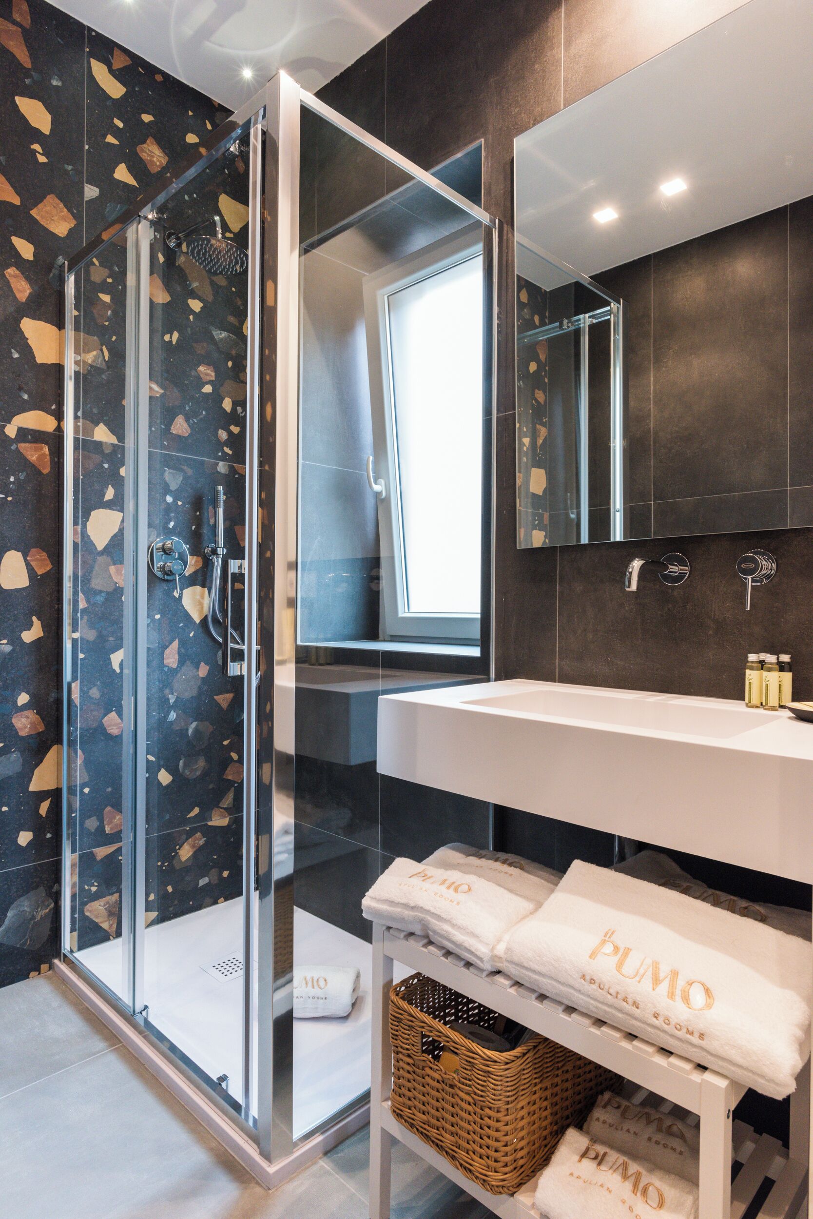 Deluxe dubbelrum - balkong - utsikt mot staden | Badrum | Dusch, gratis toalettartiklar, hårtork och tofflor