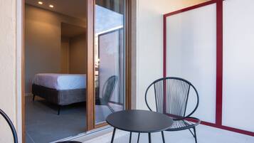 Tripla Deluxe, balcone | Minibar con snack e bevande gratuite, una scrivania, postazione laptop