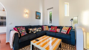 TV - Ocean View 3 BDR House With Patio by LovelyStay (Alporchinhos)