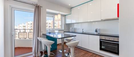 Frigorífico, microondas, horno y placa de cocina