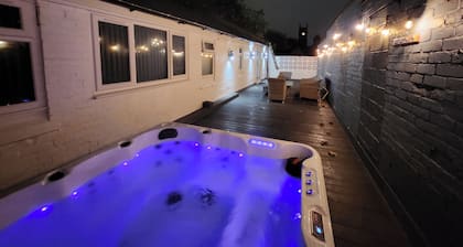 Derby City Centre Apartment With Roof Top Hot Tub