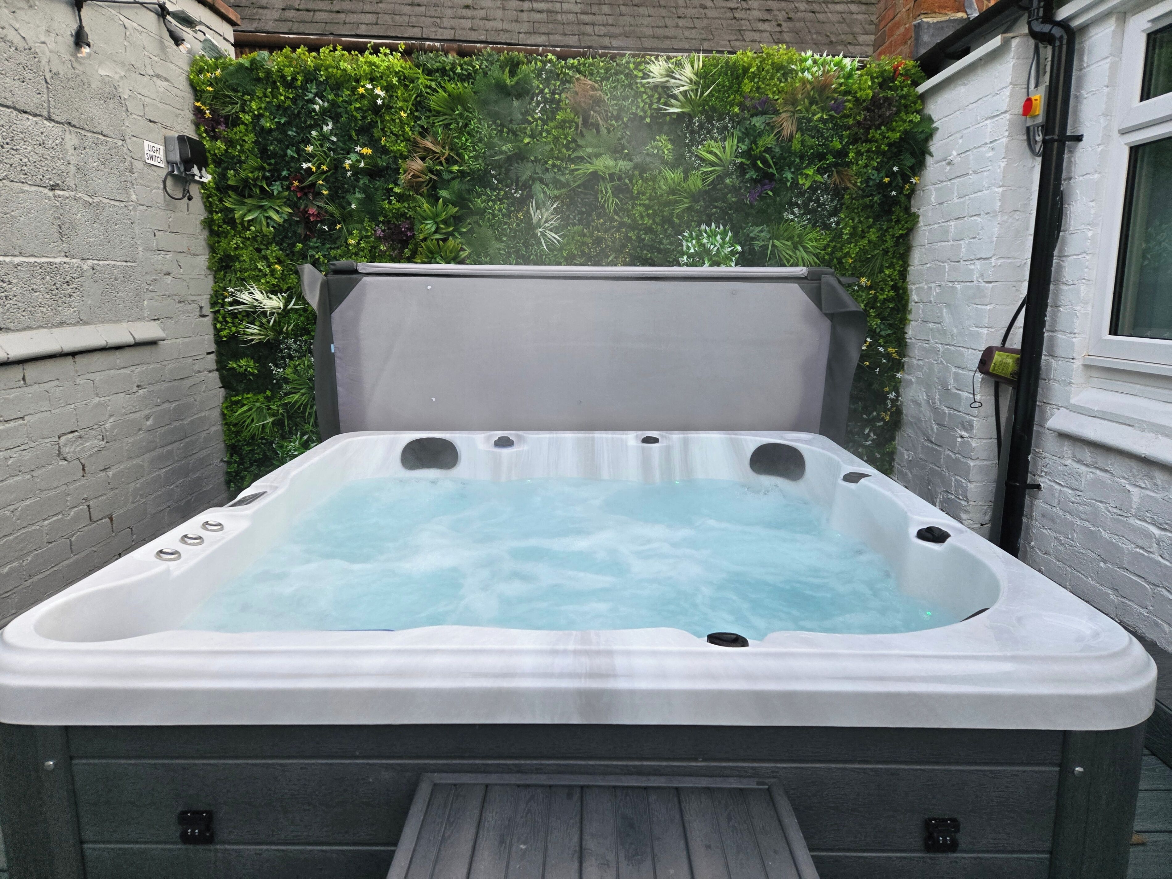 Apartment | Outdoor spa tub