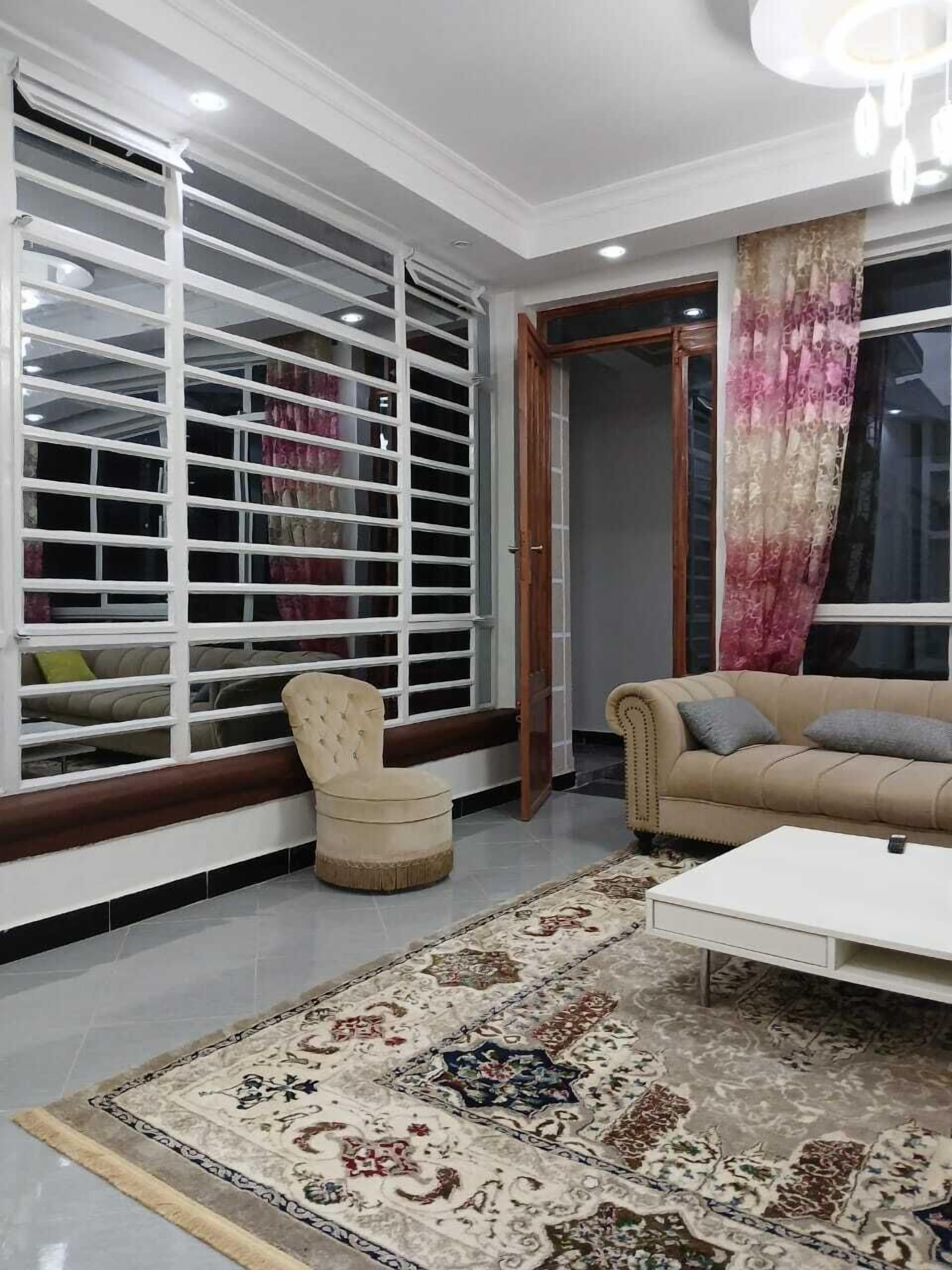 Casa adosada familiar, vistas al jardín | Zona de estar | Smart TV de 64 pulgadas con canales digitales