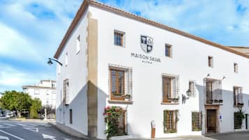 Vista frontal de la propiedad