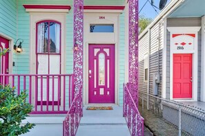 Exterior detail - La Maison Delachaise ~ Walk to St.Charles (New Orleans)