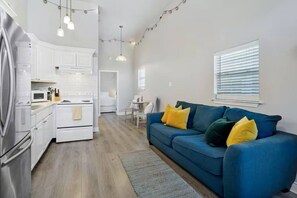 TV - La Maison Delachaise ~ Walk to St.Charles (New Orleans)