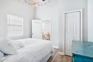 2 bedrooms, iron/ironing board, travel crib, WiFi - La Maison Delachaise ~ Walk to St.Charles (New Orleans)