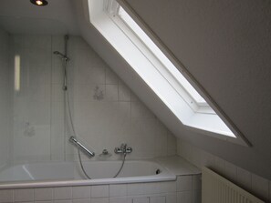 Een haardroger, handdoeken, zeep, toiletpapier