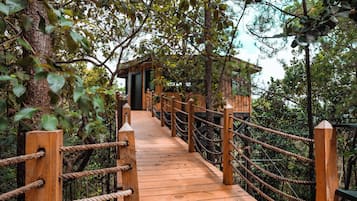 Tree House Deluxe, vue jardin | Literie de qualité supérieure, couette en duvet d'oie, surmatelas