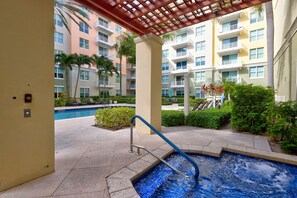 Pool - Charming 2-bedroom apartment with AC, fitness room in brilliant Lantana (Lantana)