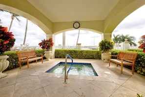 Outdoor pool, a heated pool - Charming 2-bedroom apartment with AC, fitness room in brilliant Lantana (Lantana)