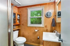 Douche, sèche-cheveux, savon, papier toilette