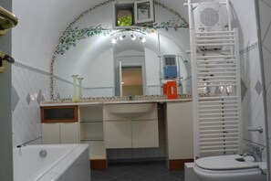 Dusche, Haartrockner, Bidet, Handtücher