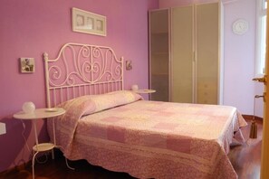 2 Schlafzimmer, Schreibtisch, Bügeleisen/Bügelbrett, Reisekinderbett
