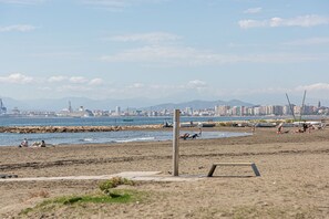 På stranden
