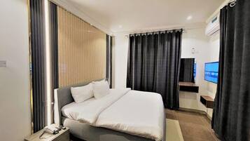 Deluxe Apartment, Balcony, City View | 1 bedroom, desk, laptop workspace, blackout drapes