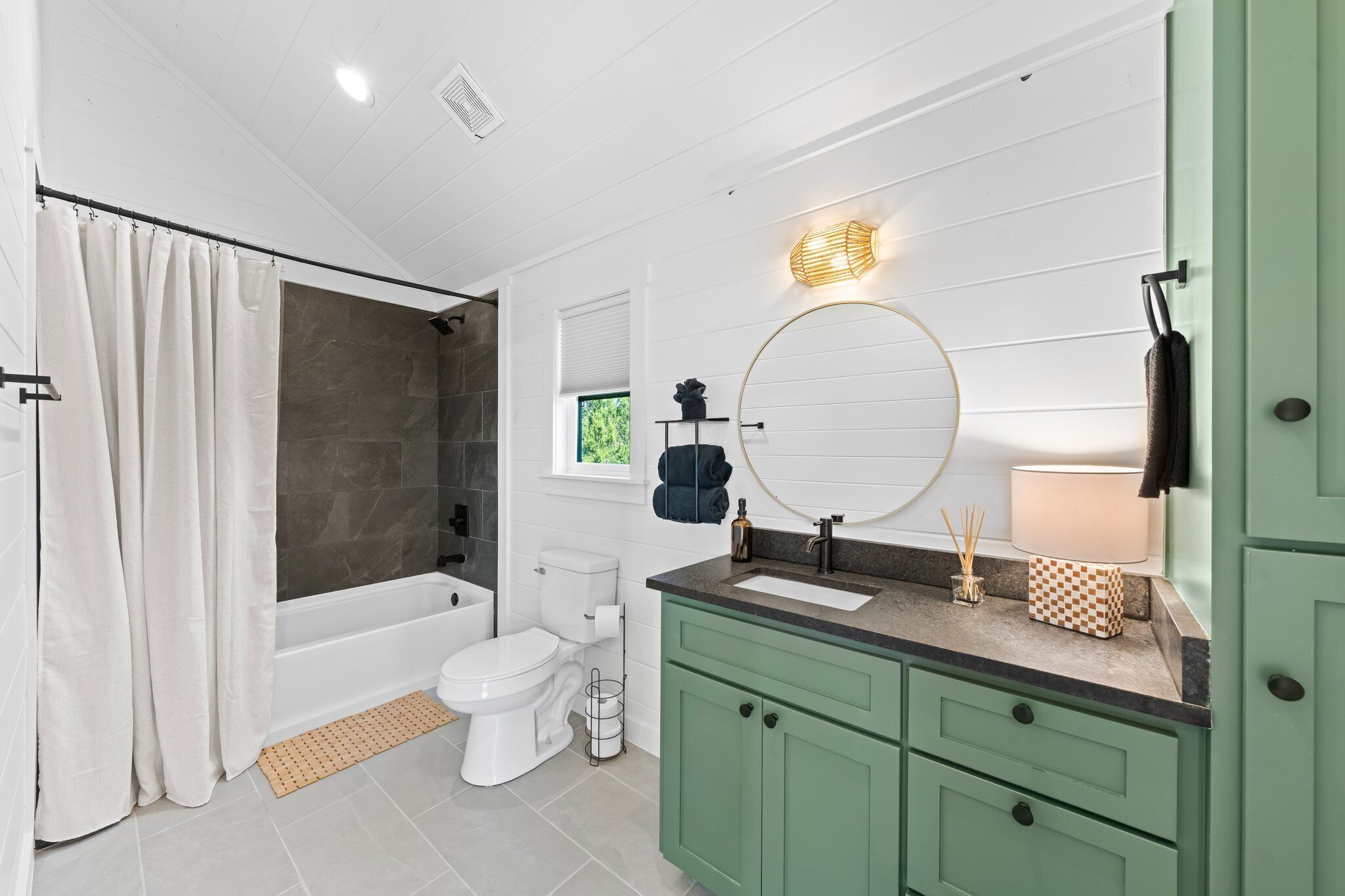Standaard boomhut | Badkamer | Gratis toiletartikelen, een haardroger, handdoeken, zeep