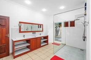 Hair dryer, towels, soap, shampoo - Treetop Resort (Dharga Town)