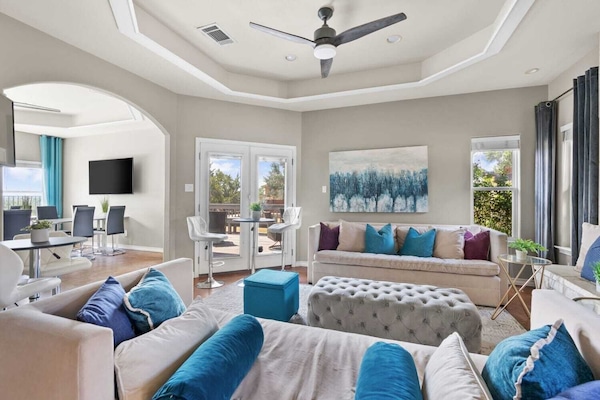 Luxury House, Multiple Bedrooms, Private Pool | Living area | 55-inch Smart TV with digital channels