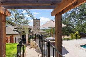 Exterior - Exceptional Lake Travis Estate w Pool (Lakeway)