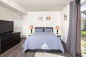 Skrivebord, strykejern/-brett, wi-fi (inkludert) og sengetøy