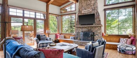 TV, lareira, aparelho de som