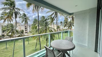 Apartamento conforto, sacada, vista para a praia | Varanda coberta