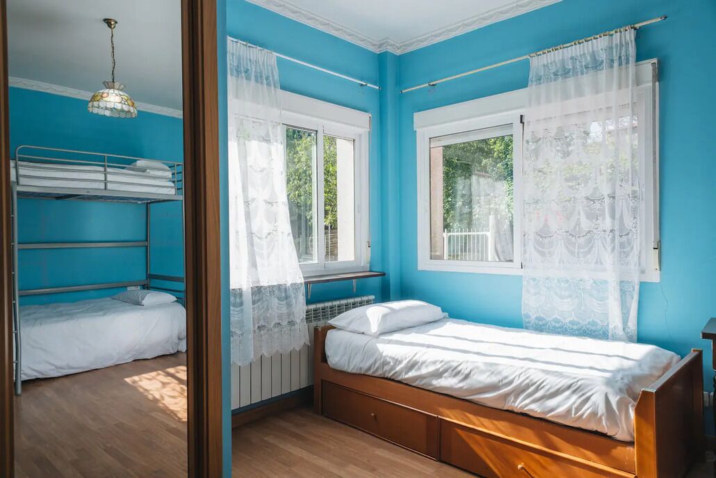 6 slaapkamers, een strijkplank/strijkijzer, wifi, beddengoed