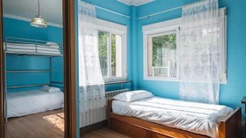 6 slaapkamers, een strijkplank/strijkijzer, wifi, beddengoed