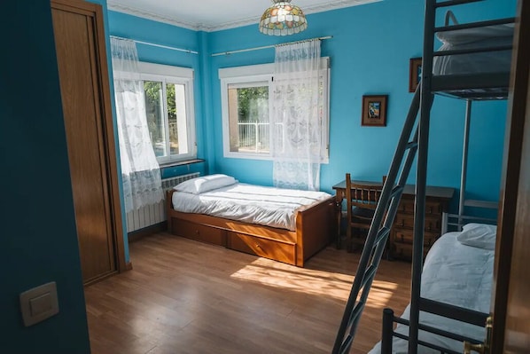 6 bedrooms, iron/ironing board, WiFi, bed sheets