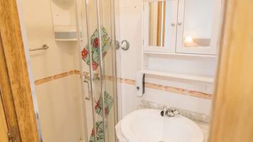 Een haardroger, een bidet, handdoeken, zeep