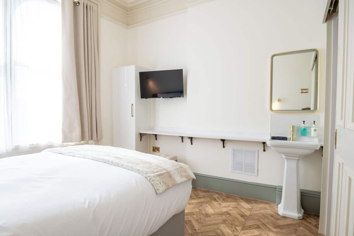 Traditional Double Room | 1 bedroom, free WiFi, bed sheets