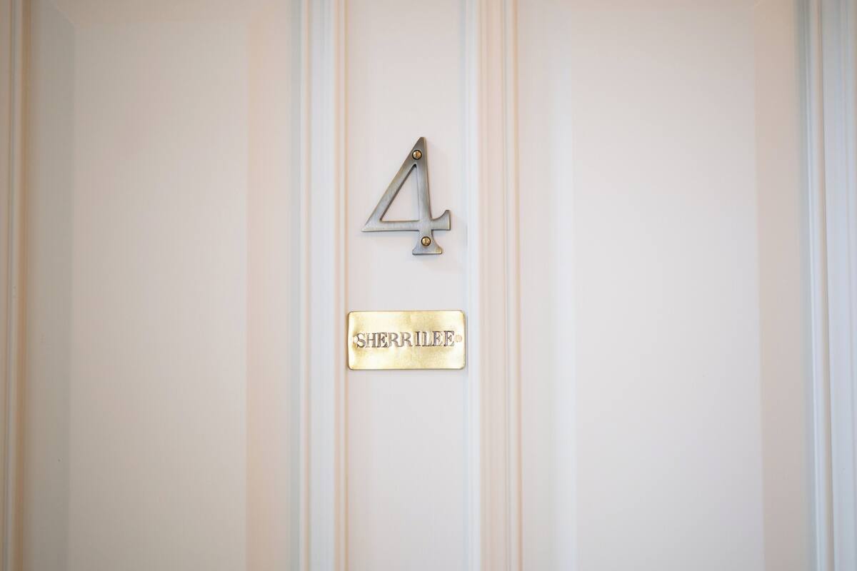 A door with a number 4 and a nameplate that reads "SHERRILEE".