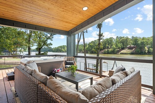 Lakefront! Heated Pool! Hot Tub! Game Room!