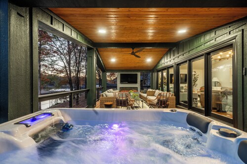Lakefront! Heated Pool! Hot Tub! Game Room!