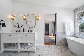 Douche, sĂšche-cheveux, serviettes fournies, savon