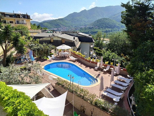 حمّام سباحة خارجي