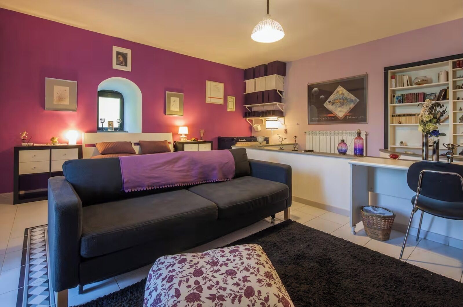 Fernseher, Tischfußball, Tischtennisplatte