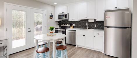 Refrigerador, microondas, horno y parrilla de estufa