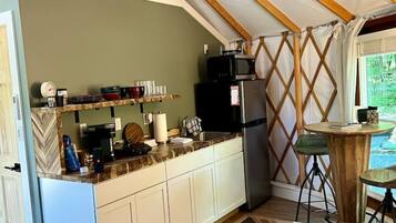 Køleskab, mikrobølgeovn, kaffe-/temaskine, brødrister