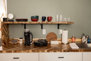 Réfrigérateur, micro-ondes, cafetière/bouilloire, grille-pain