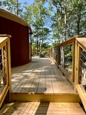Terrace/patio - Deer Pass – Luxury Glamping Yurt Near Deep CreekMd (Oakland)